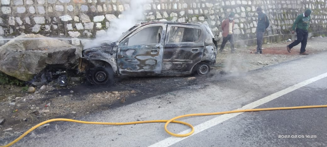 दुर्घटनाग्रस्त हुए वाहन में लगी आग जनपद रुद्रप्रयाग पुलिस द्वारा किया गया रेस्क्यू।