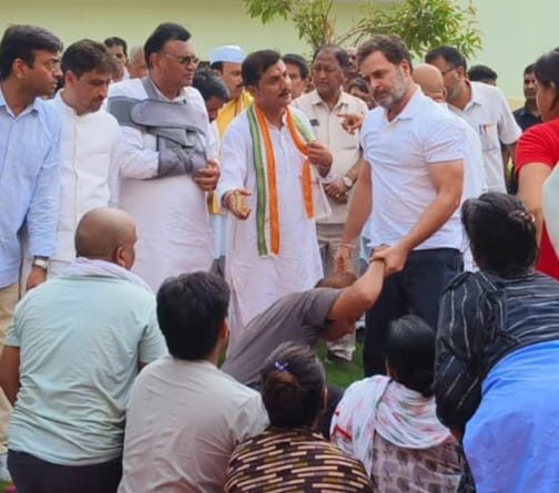 लोकसभा नेता प्रतिपक्ष राहुल गांधी हाथरस हादसे में मृत लोगों के परिजनों से मिले 